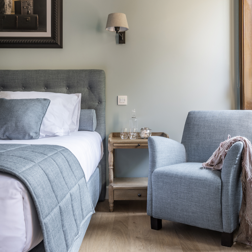 Hotelkamer met zitje