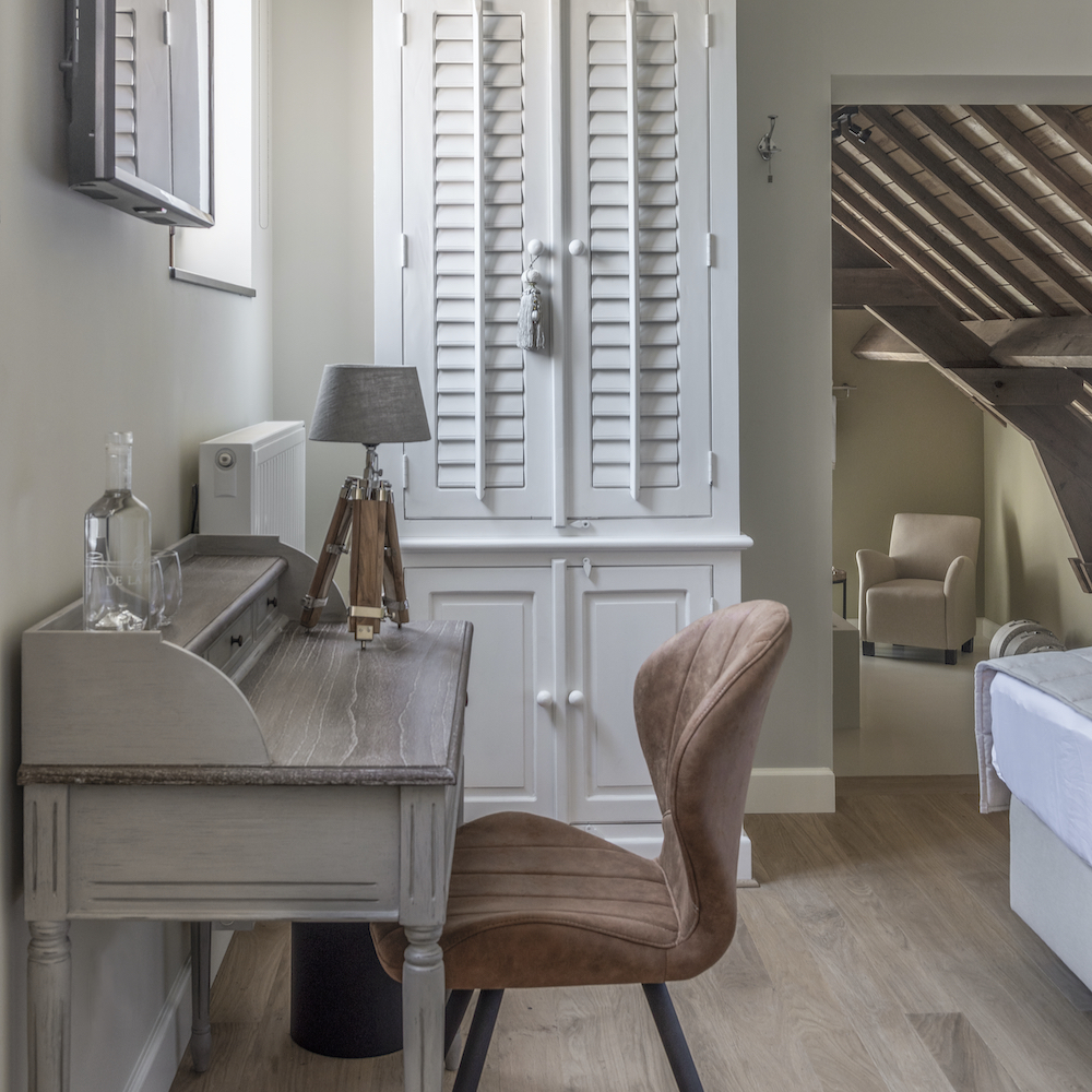 Slaapkamer met werkplek in hotel in België