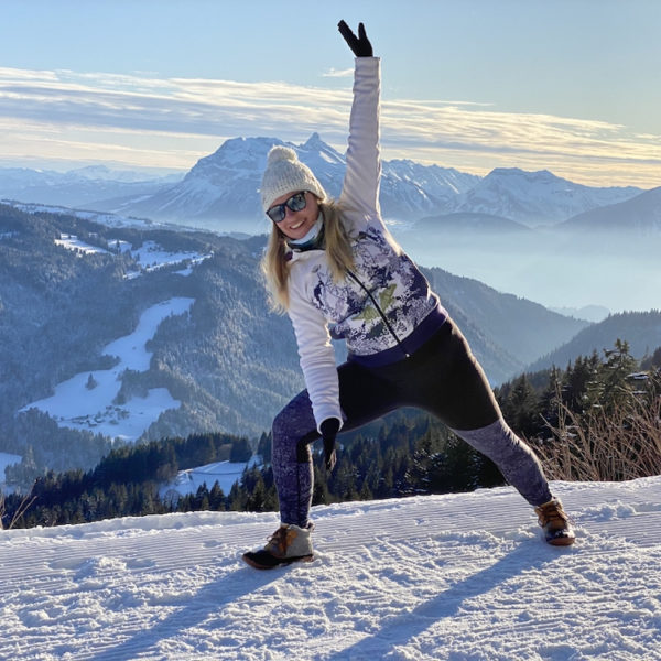 Yoga in de sneeuw tijdens je wintersportvakantie