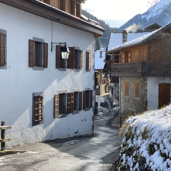 Oude straten in Morzine, in de winter
