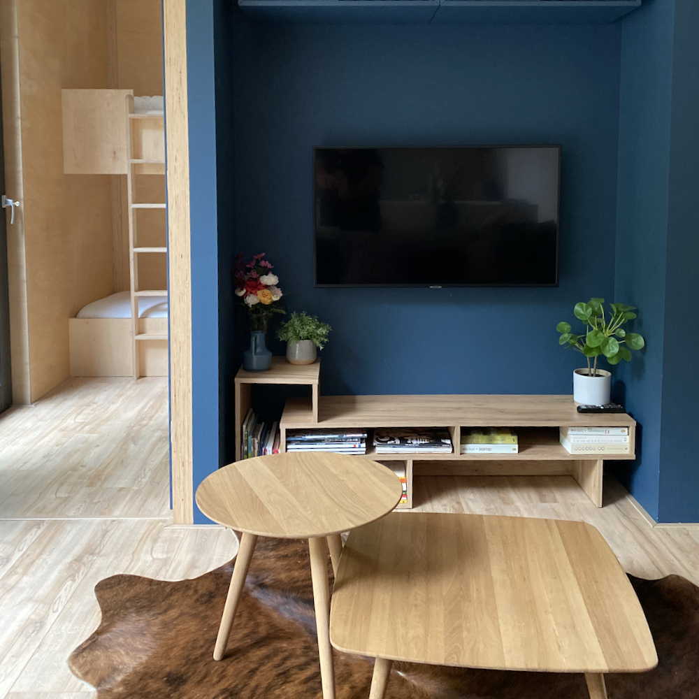 Zithoek met doorkijk naar de slaapkamer in het vakantiehuis in het bos