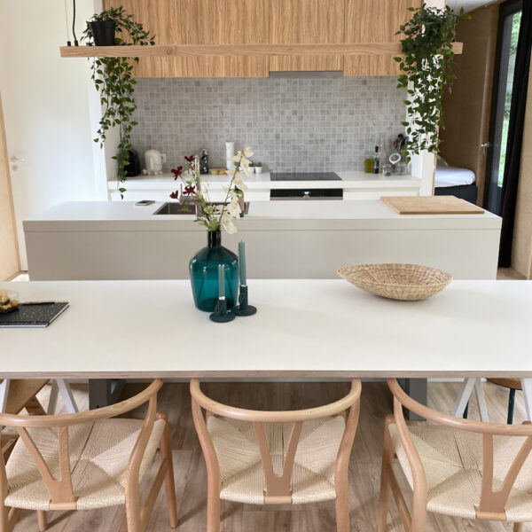 Eettafel met keuken op de achtergrond