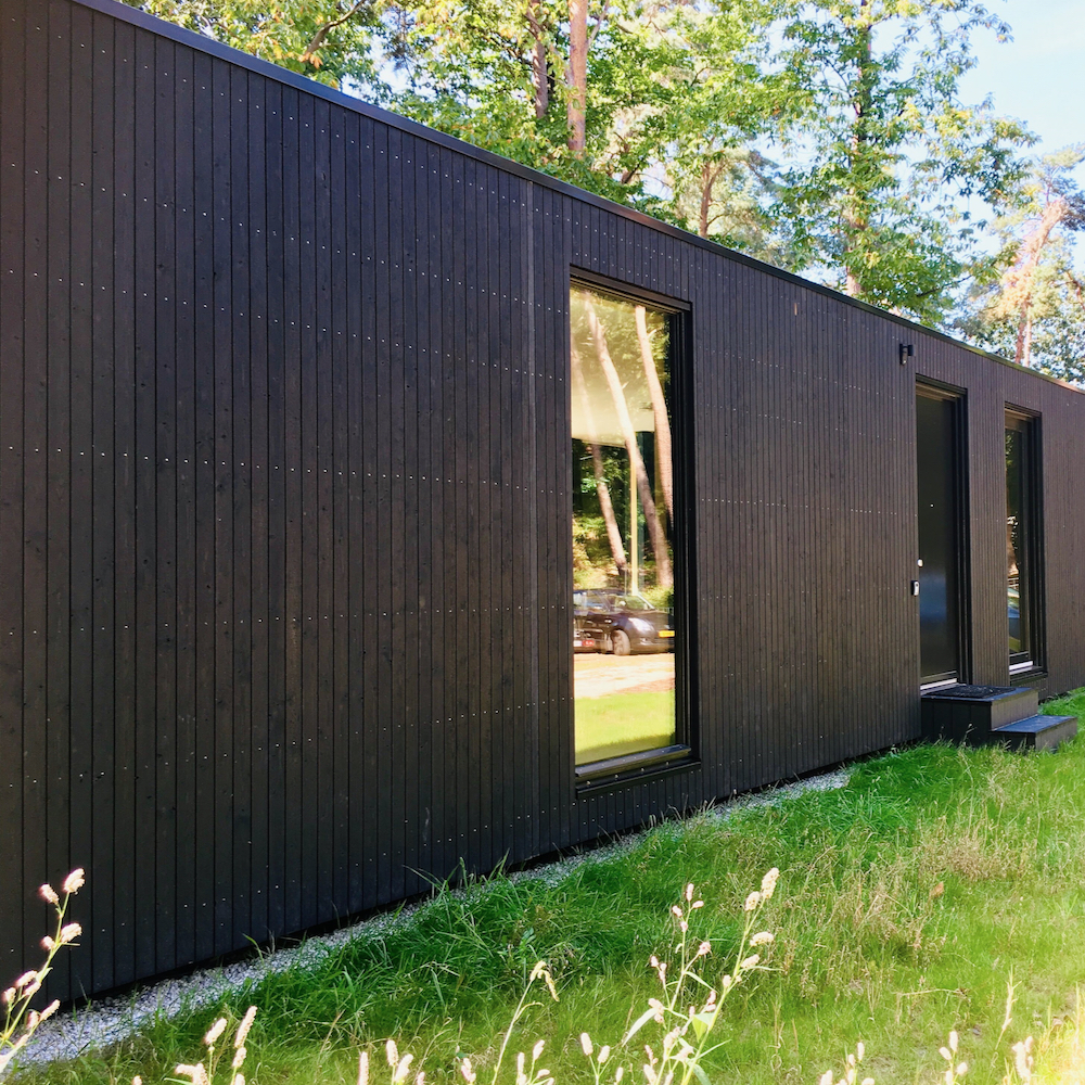 Zwart modern houten vakantiehuis