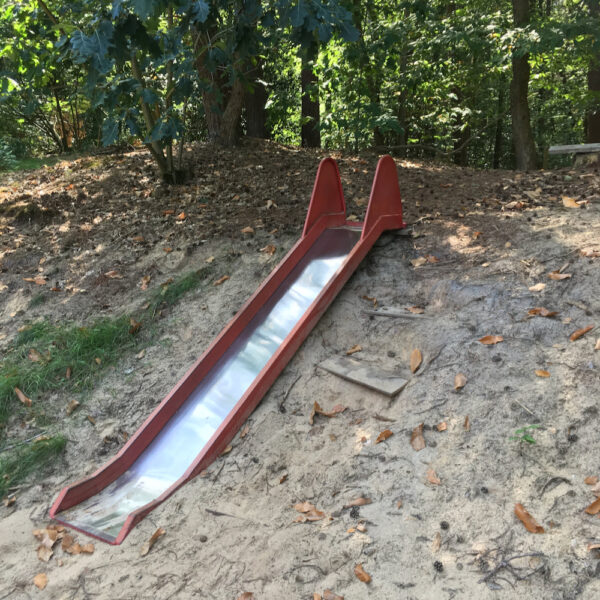 Glijbaan in het bos, in de tuin van een vakantiehuis