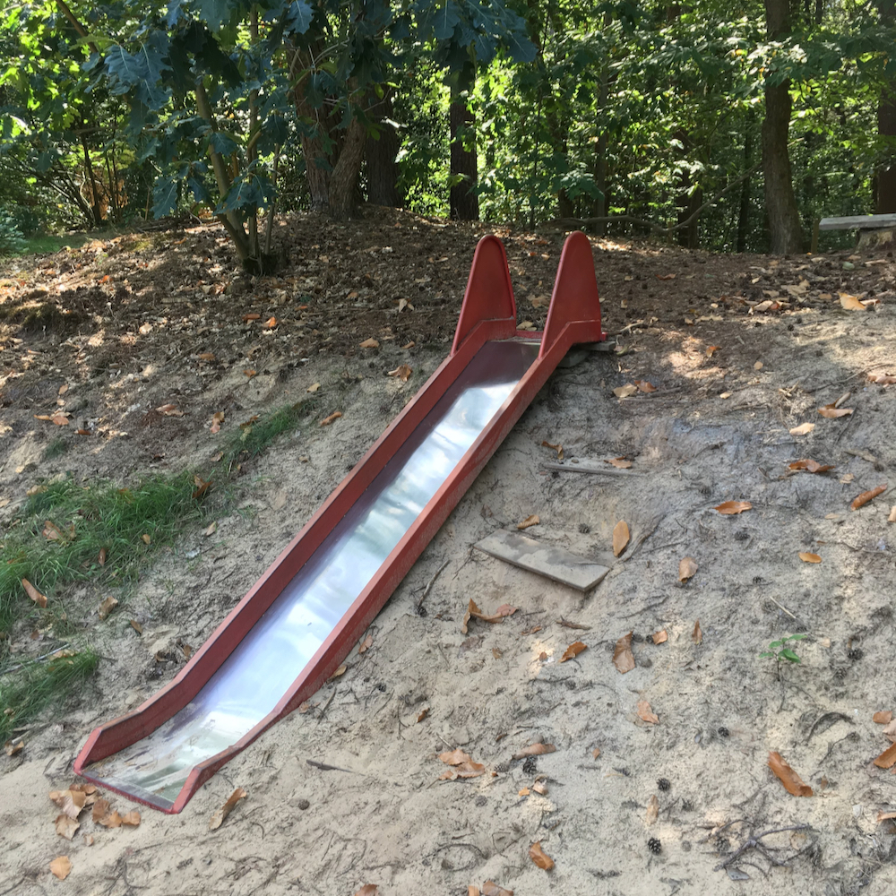 Glijbaan in het bos, in de tuin van een vakantiehuis