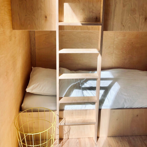 Hip houten stapelbed in een vakantiehuis in het bos