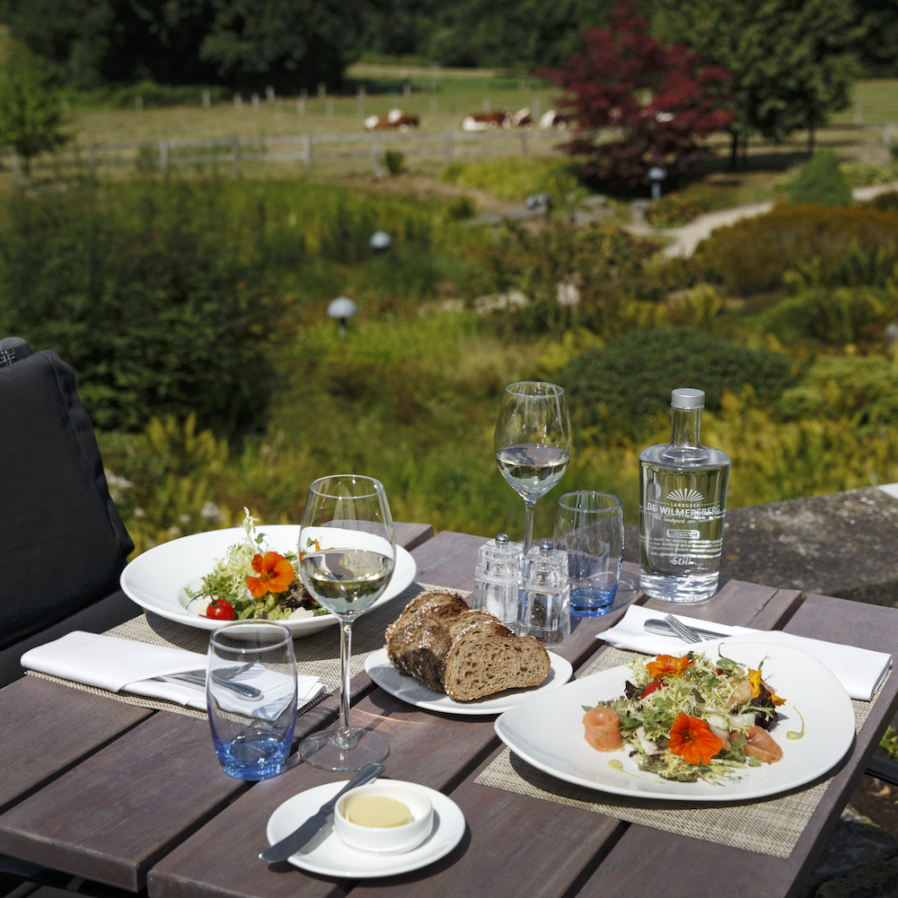 Gedekte tafel in de tuin van een hotel in Twente