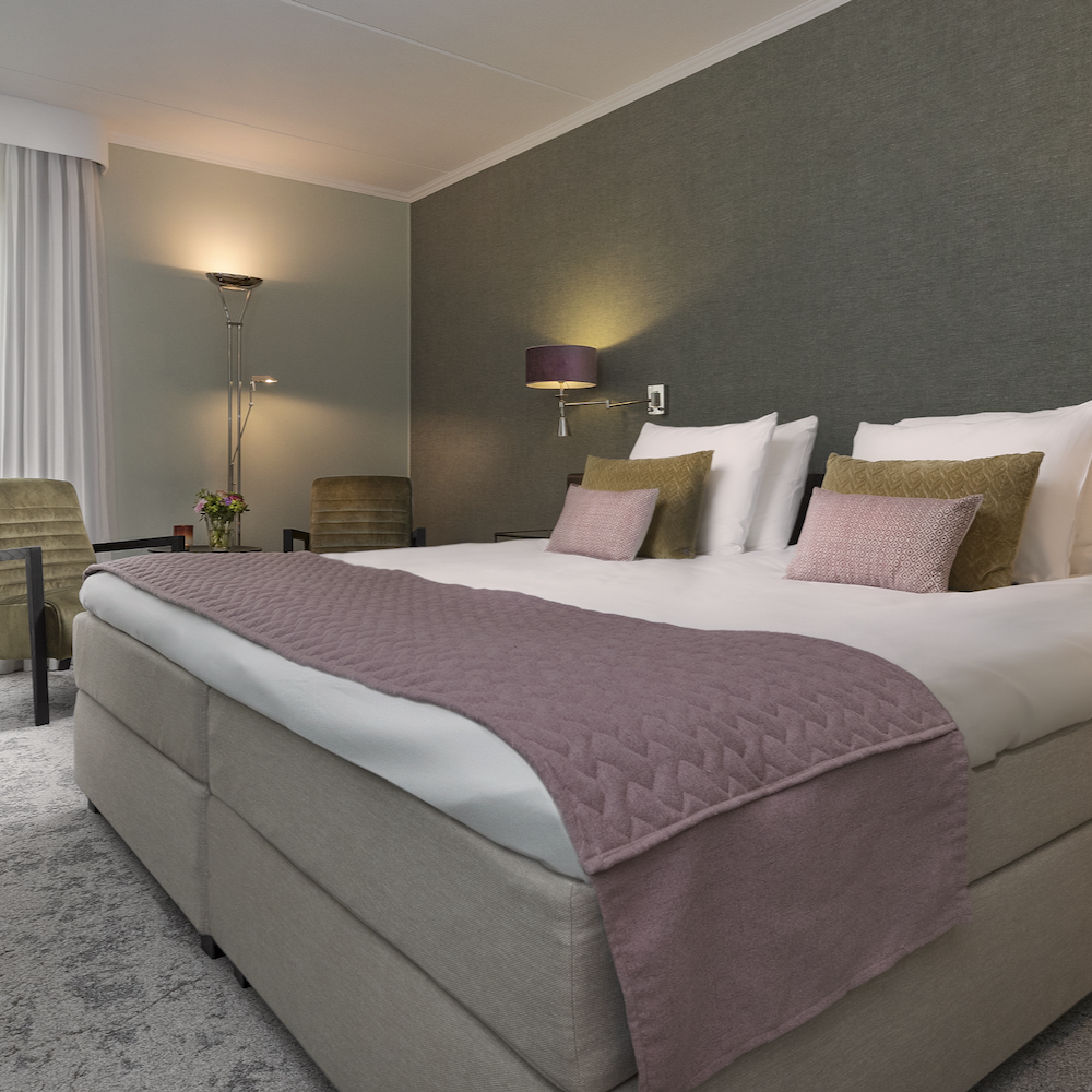Luxe hotelkamer in zachte kleuren