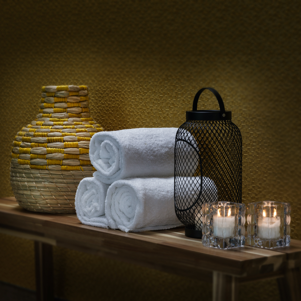 Brandende kaarsen in de wellness van een hotel
