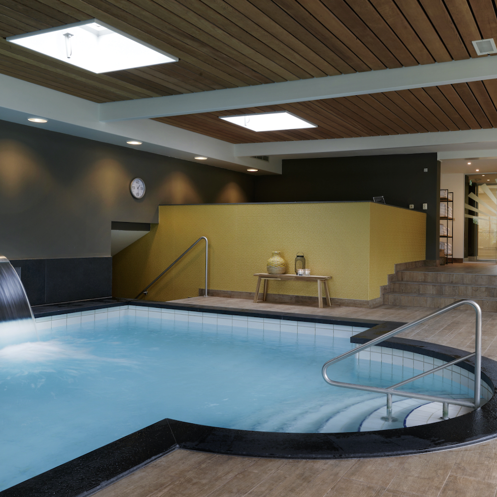 Zwembad van de wellness van een hotel in Twente