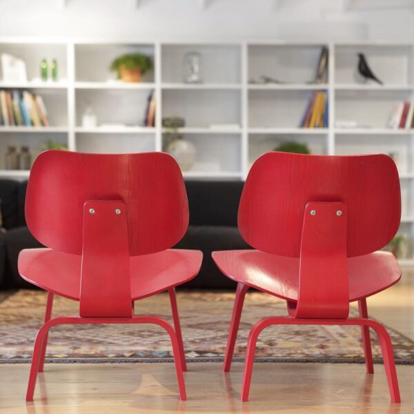 Rode stoelen in de lobby van hotel Mooirivier