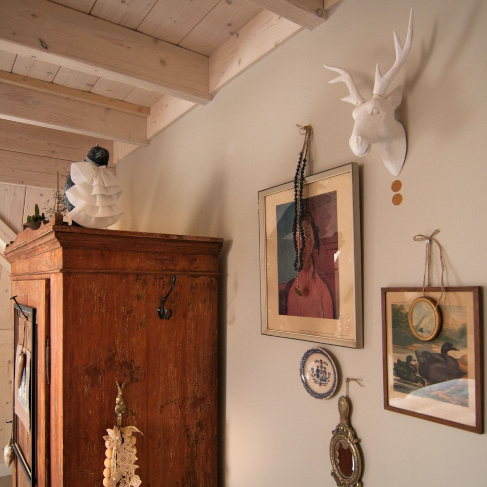 Brocante kast en schilderijen aan de muur