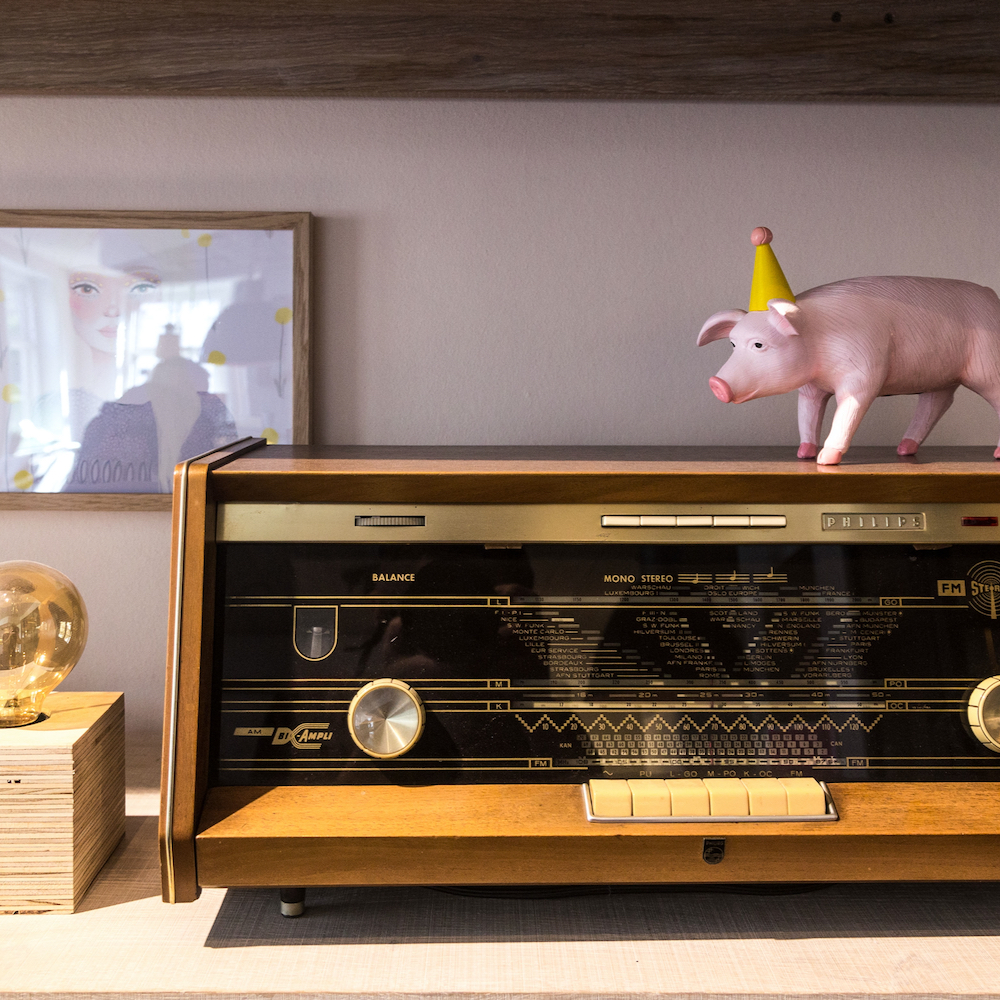 Vintage radio met roze varken erop