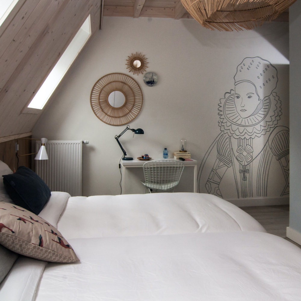 Hotelkamer met muurschildering