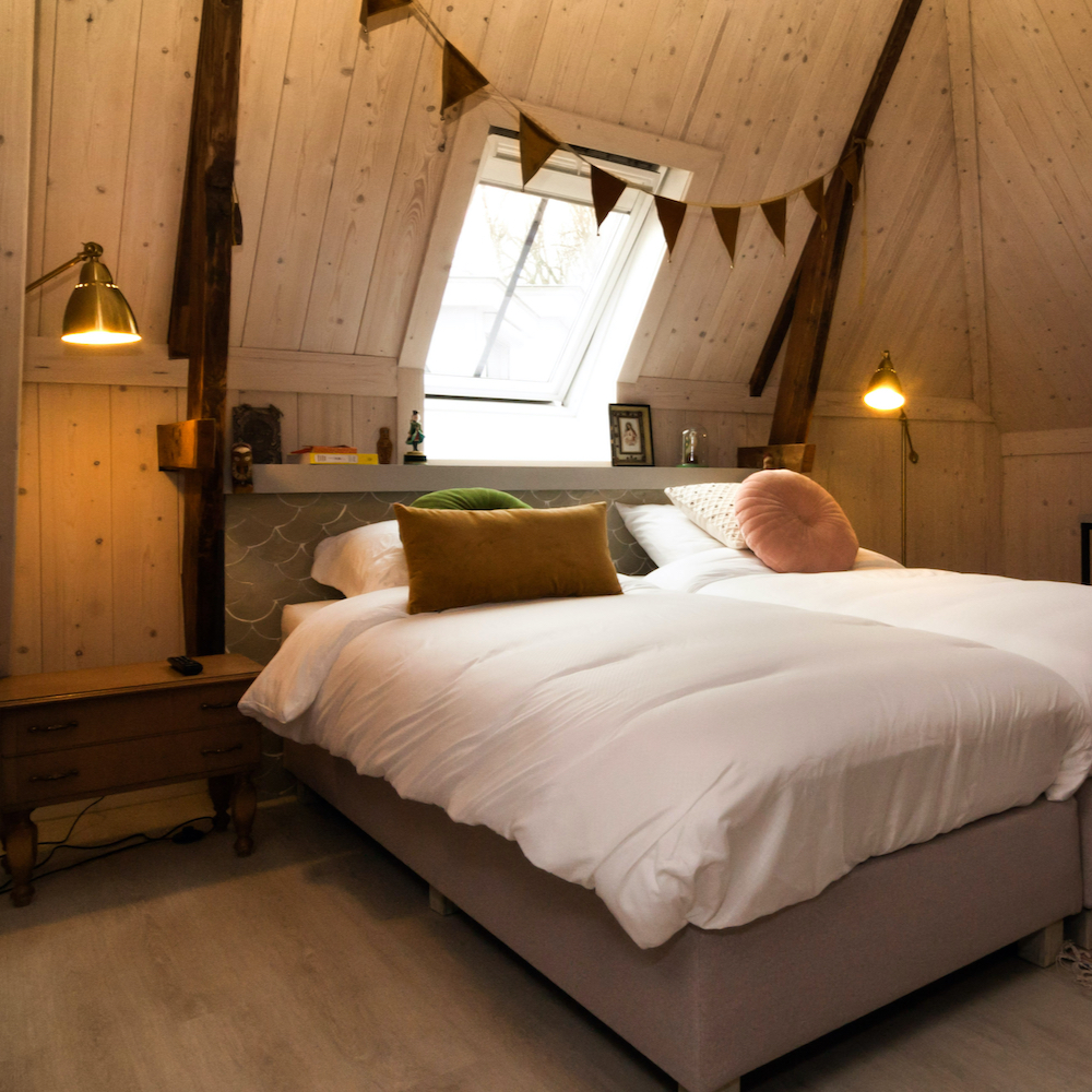 hotelkamer met vlaggetjes boven het bed