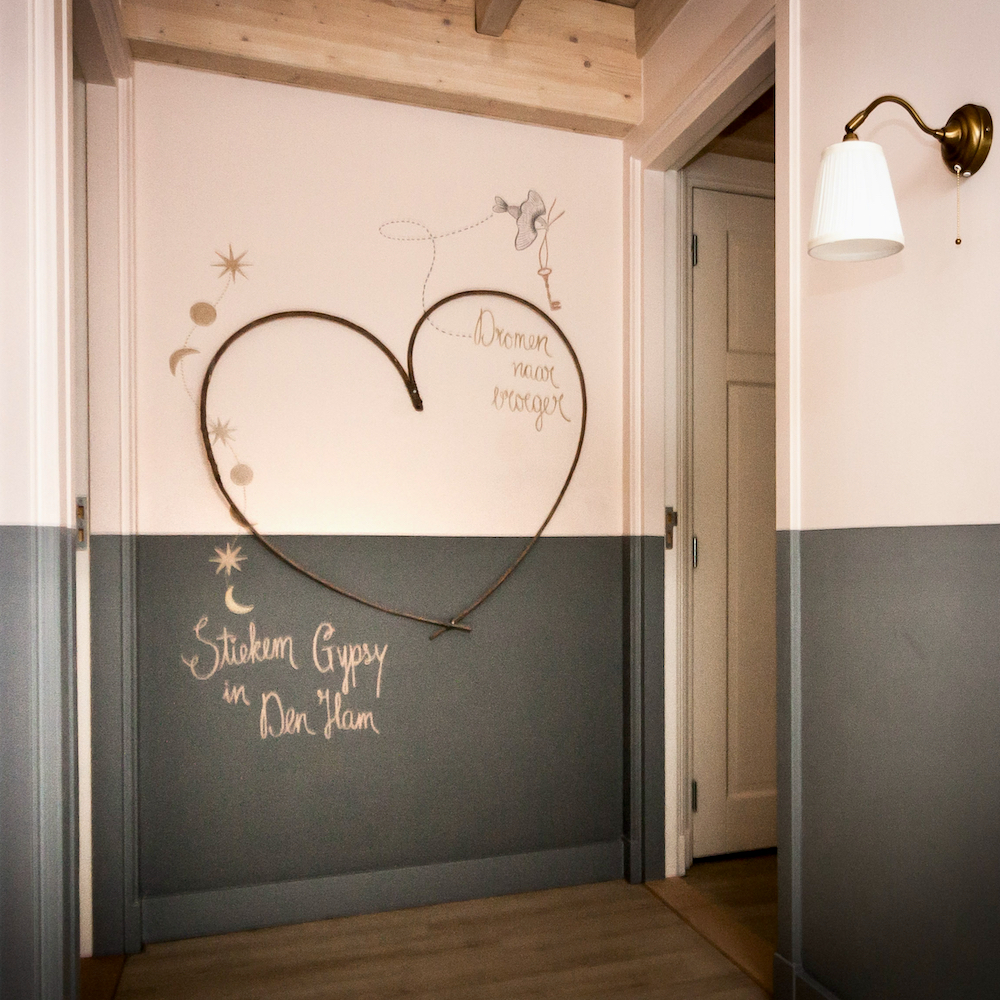 Overloop met muurschildering met groot hart