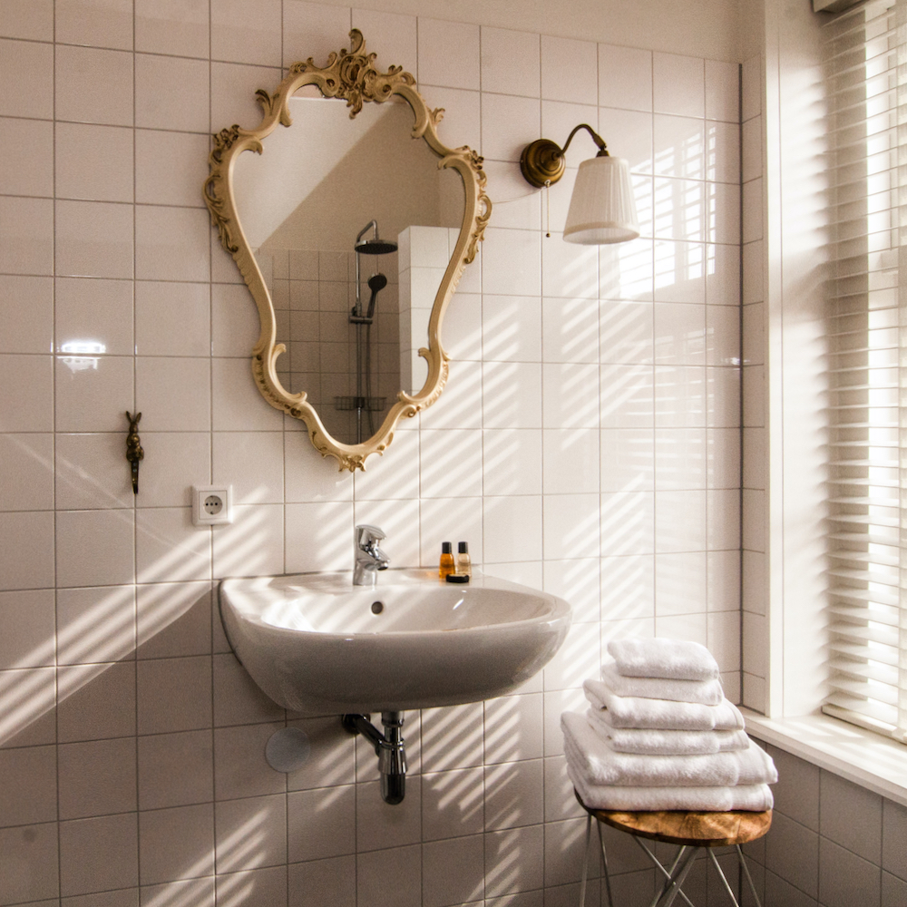 Badkamer met brocante spiegel in goudskleur