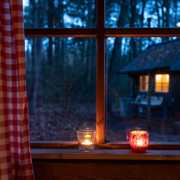 Kaarsjes voor het raam