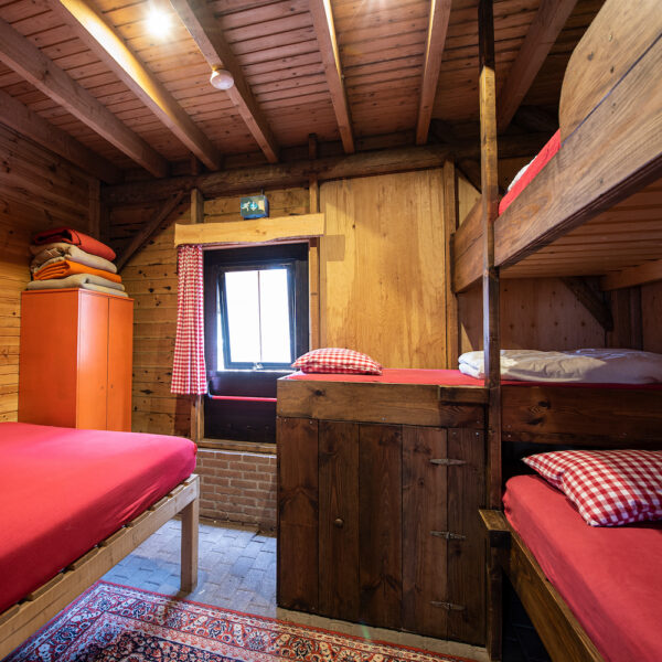Stapelbed in de houten boshut