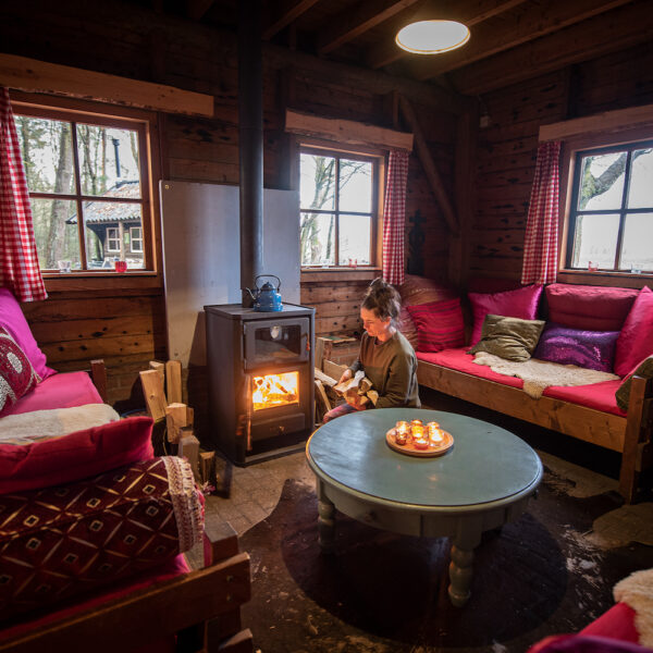 Boek lezen bij de houtkachel