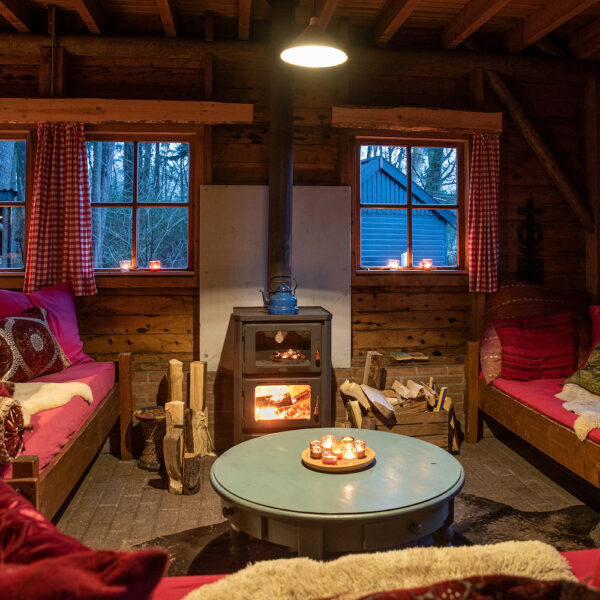 Brandende kachel in de boshut