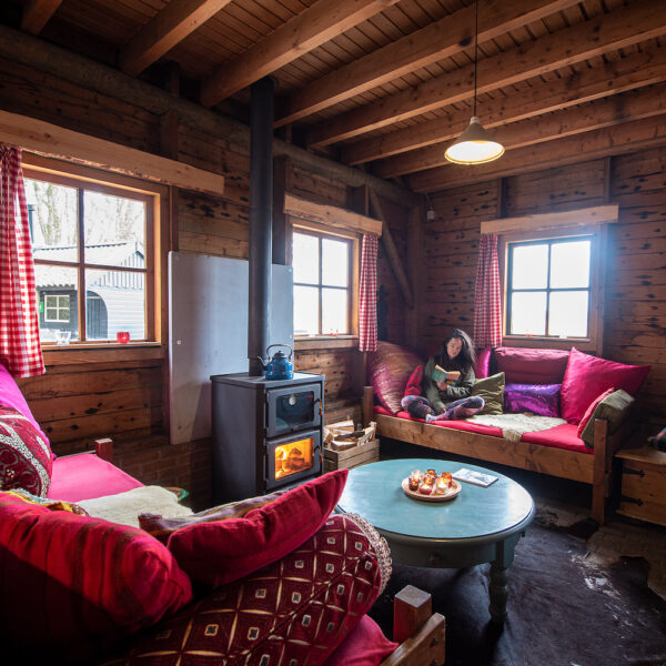 Zithoek met brandende kachel