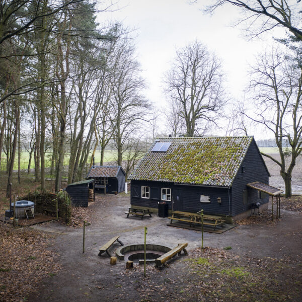 Houten boshuis in Brabant