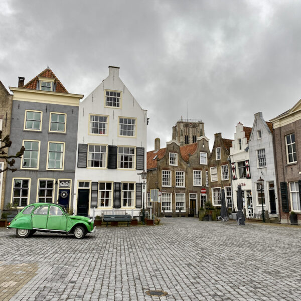 Een groen eendje in het historische hart van Goedereede