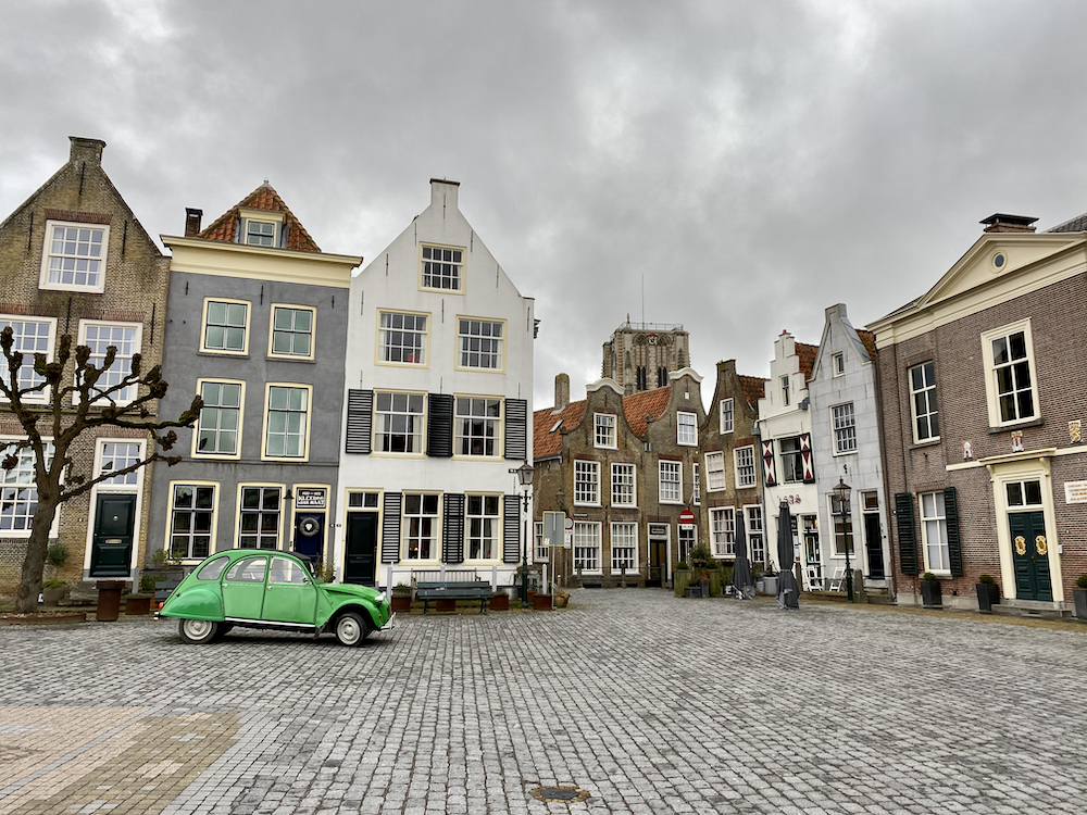 Een groen eendje in het historische hart van Goedereede