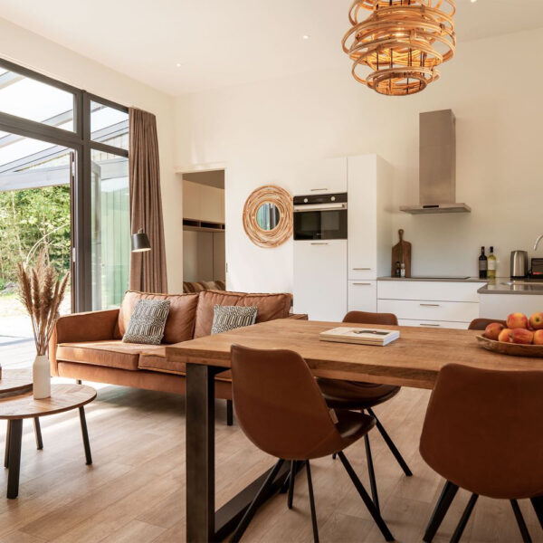 Grote ramen met openslaande deuren van de vakantievilla in Drenthe