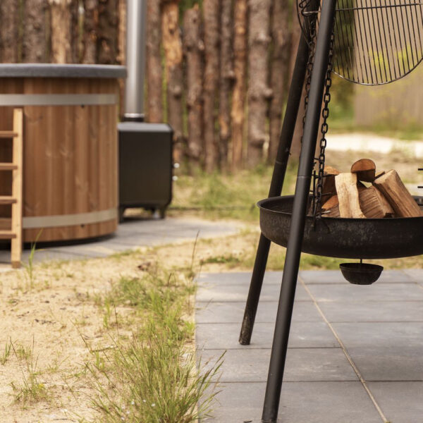 Vuurschaal en hottub in de tuin bij vakantiehuis