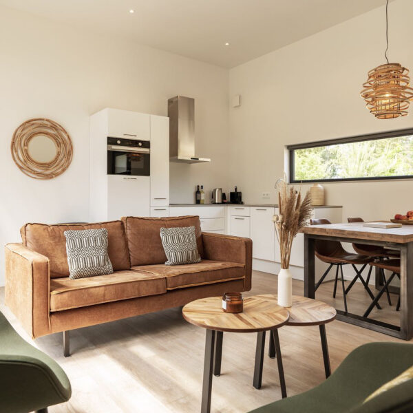 Lichte woonkamer met luxe zitbank in de vakantievilla