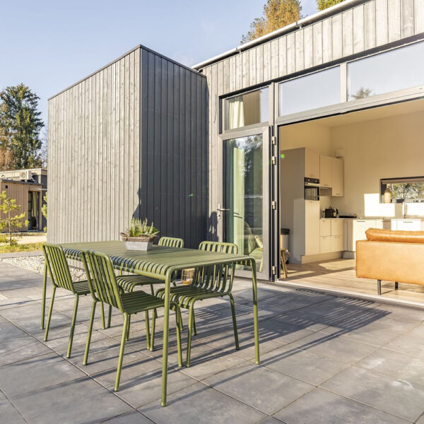 terras met groen tuinmeubilair