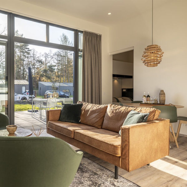 Zithoek vakantie huis Drenthe en openslaande deuren