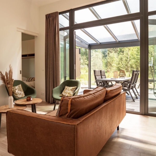 Bruine bank in modern vakantiehuis in Drenthe