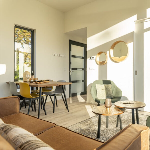 Woonkamer met zit- en eethoek in Drents vakantiehuis