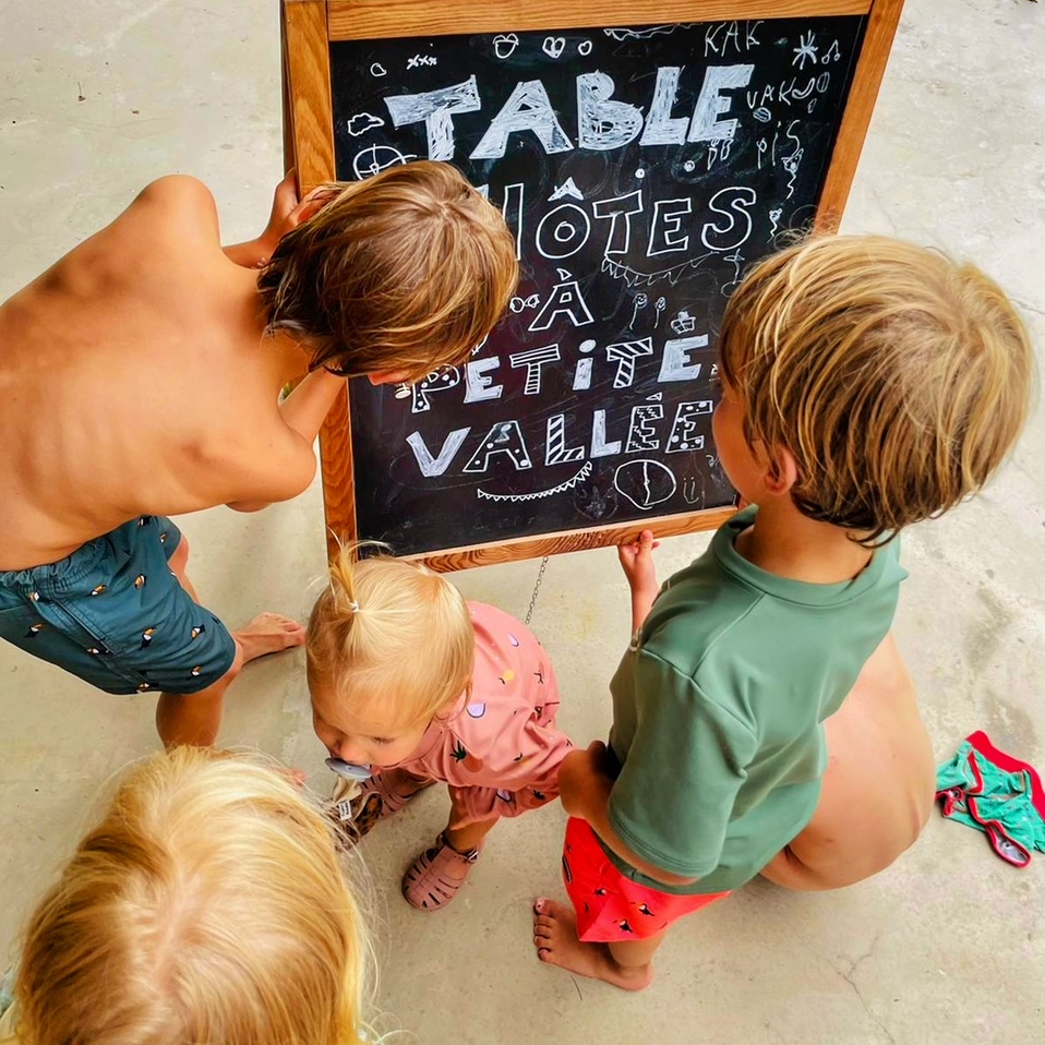 Kindjes bij een krijtbord