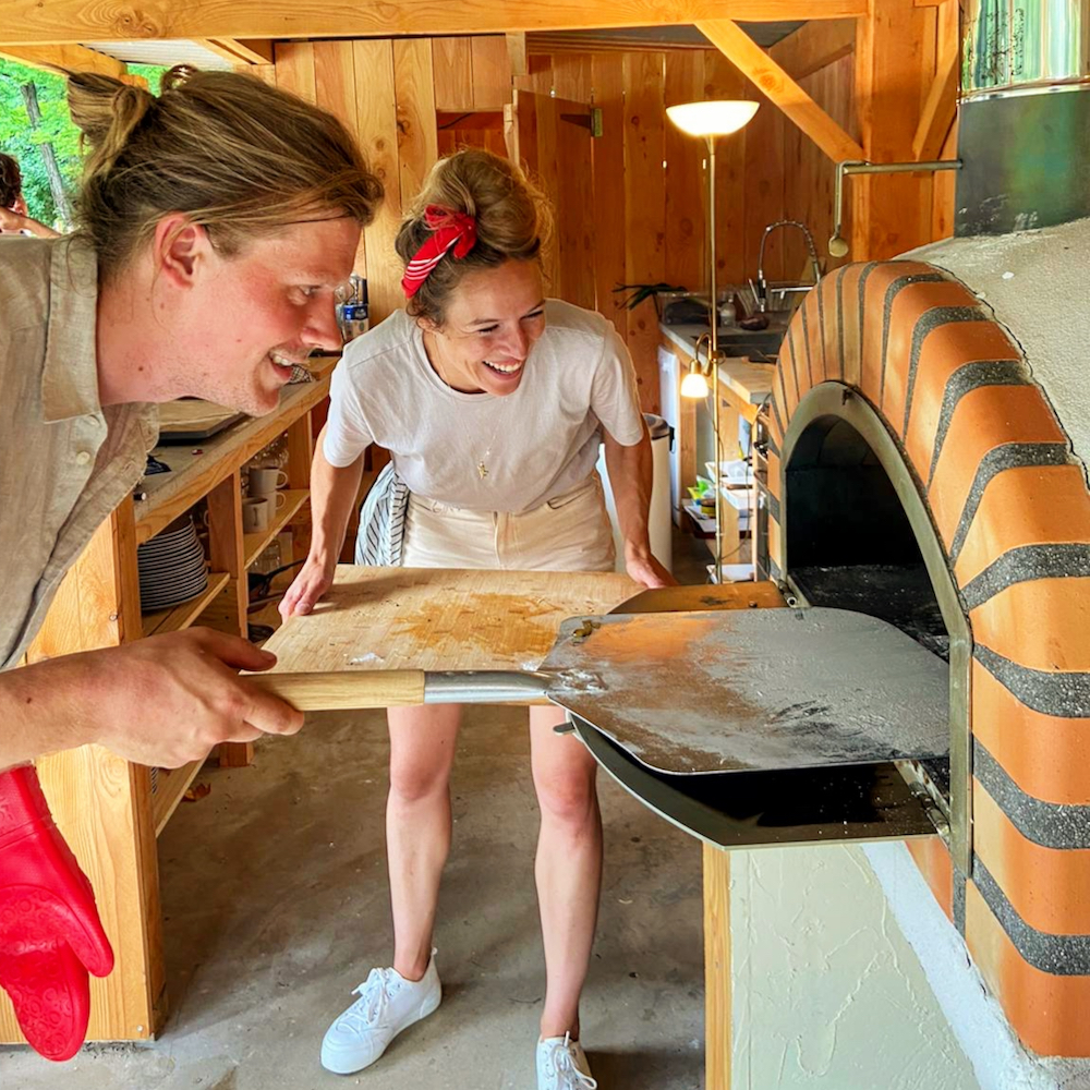 Pizza in de oven schuiven