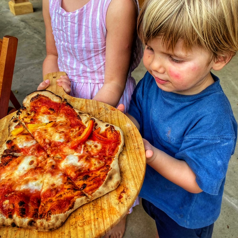 Pizza op een houten plank