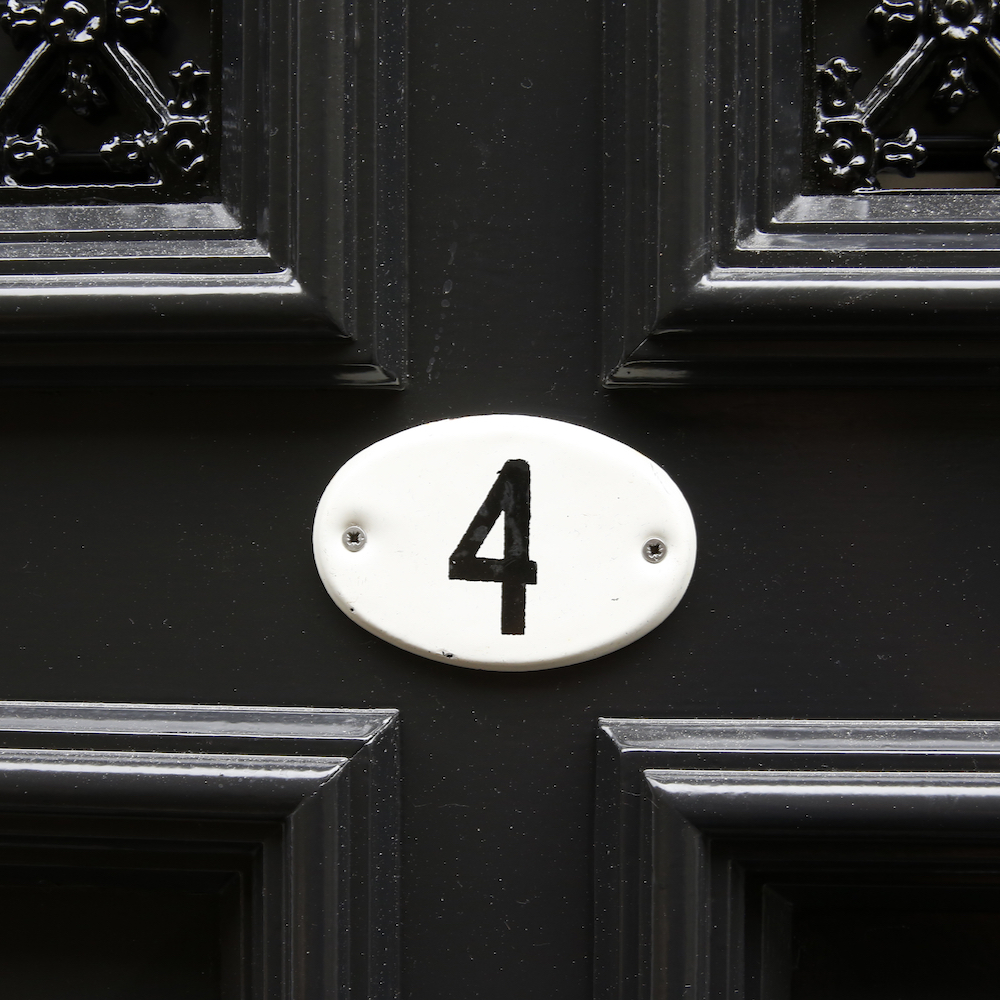 Zwarte deur met nummer vier