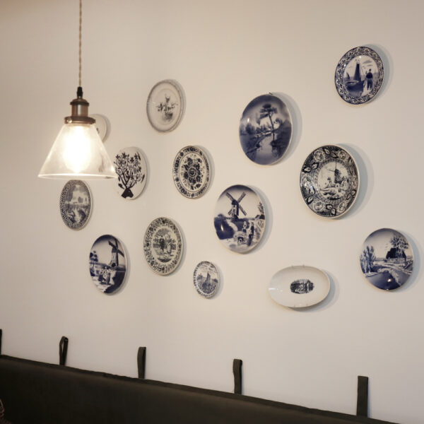 Delfts blauwe bordjes aan de muur van een vakantiehuisje
