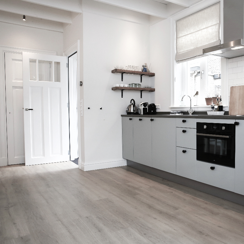 Ruime lichte keuken in een appartement, een plekje voor een weekendje weg