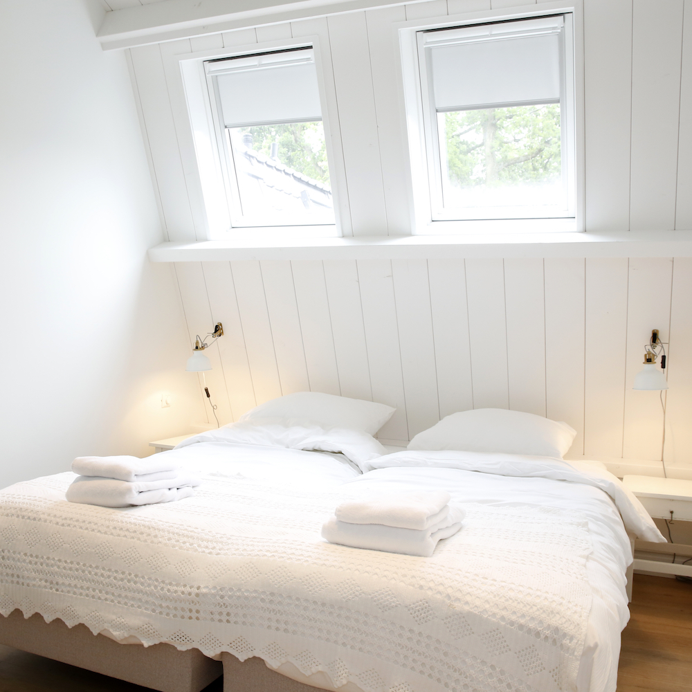 Lichte slaapkamer tijdens een weekendje weg