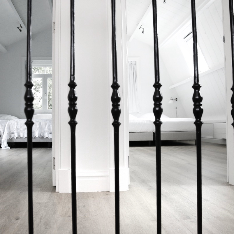 Overloop met zwart hekje in een vakantie appartement