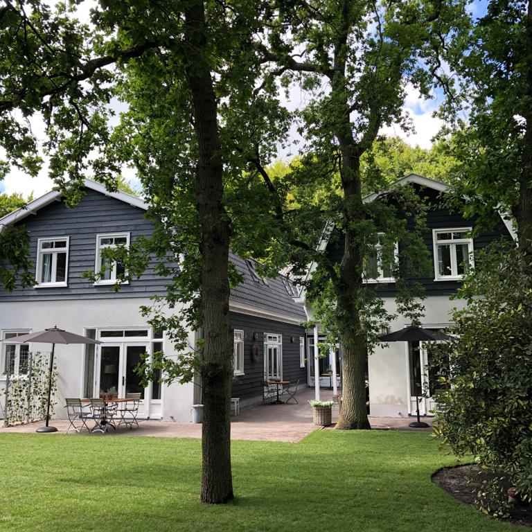 Tuinzijde van de luxe vakantie appartementen in Bergen