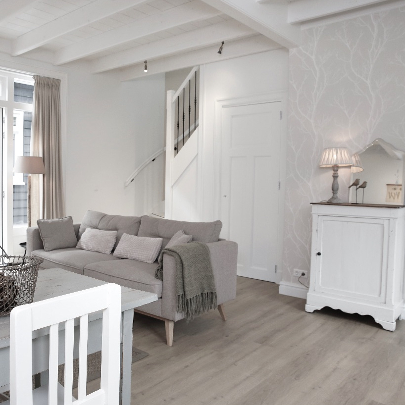 Zitkamer in wit en naturel tinten in een appartement, voor een weekendje weg