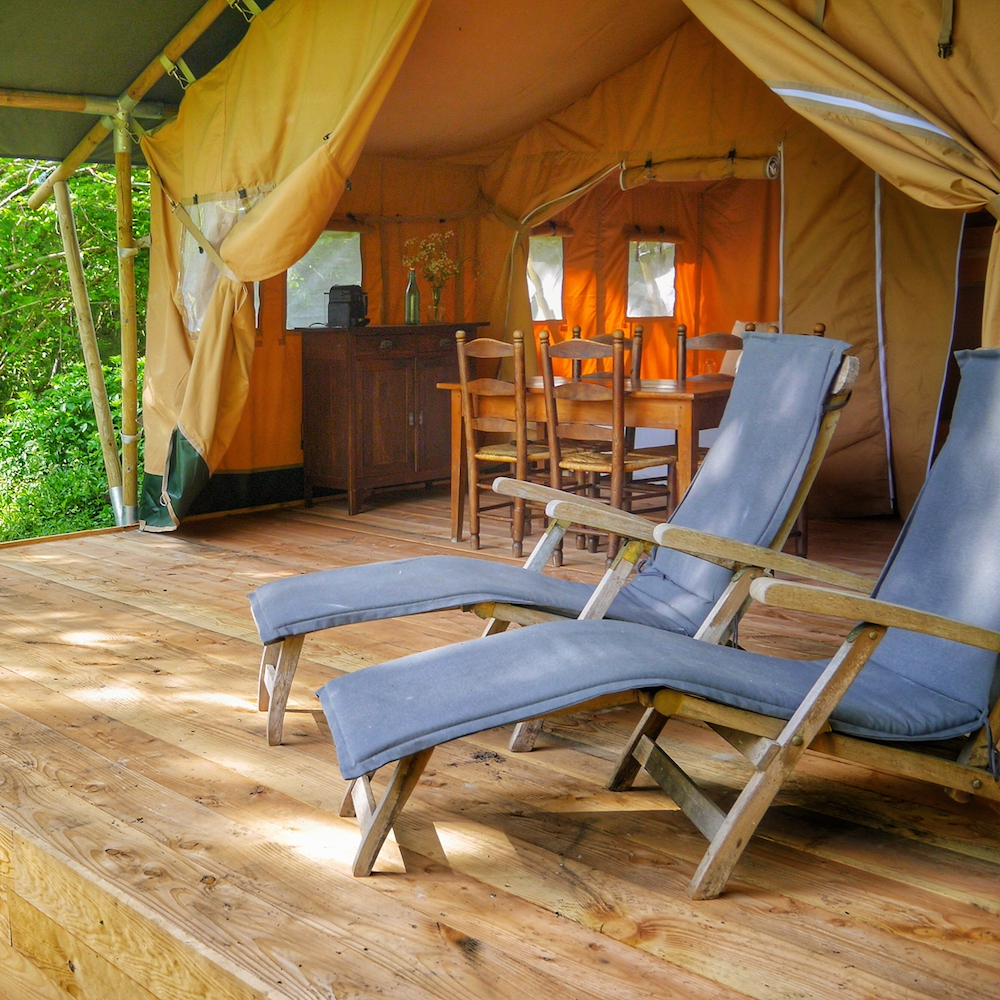 Loungen op het terras van je safaritent in de Dordogne