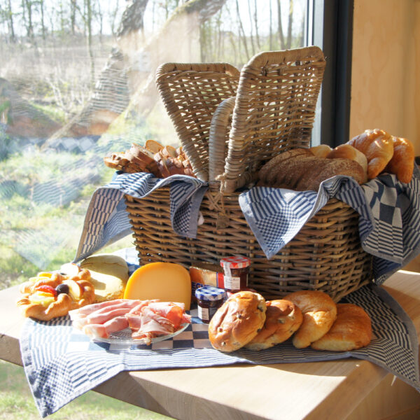 Goed gevulde ontbijtmand in het tiny house