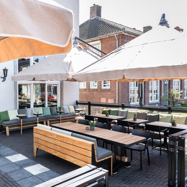Groot terras bij Hotel de Beerze in Brabant