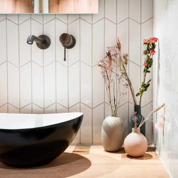 Bijzondere tegels in de badkamer van Hotel de Beerze in Brabant